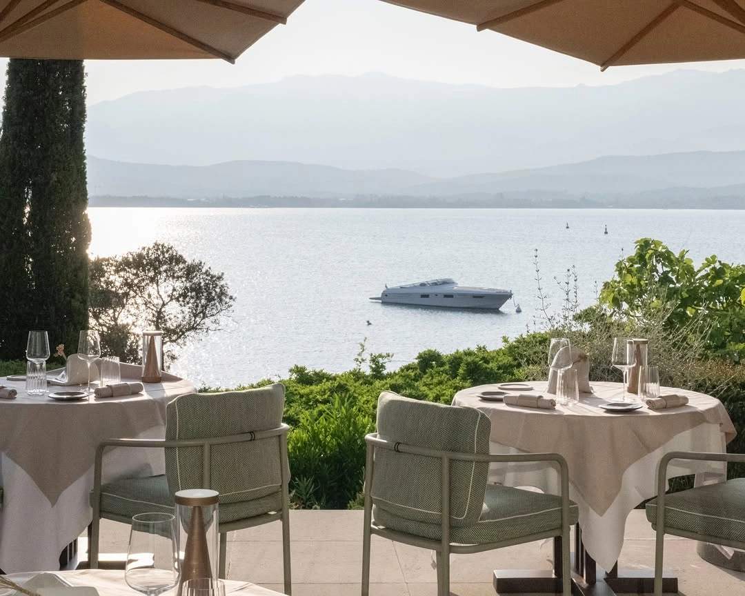 Terrasse élégante d'un hôtel 5 étoiles avec vue sur la mer et les montagnes