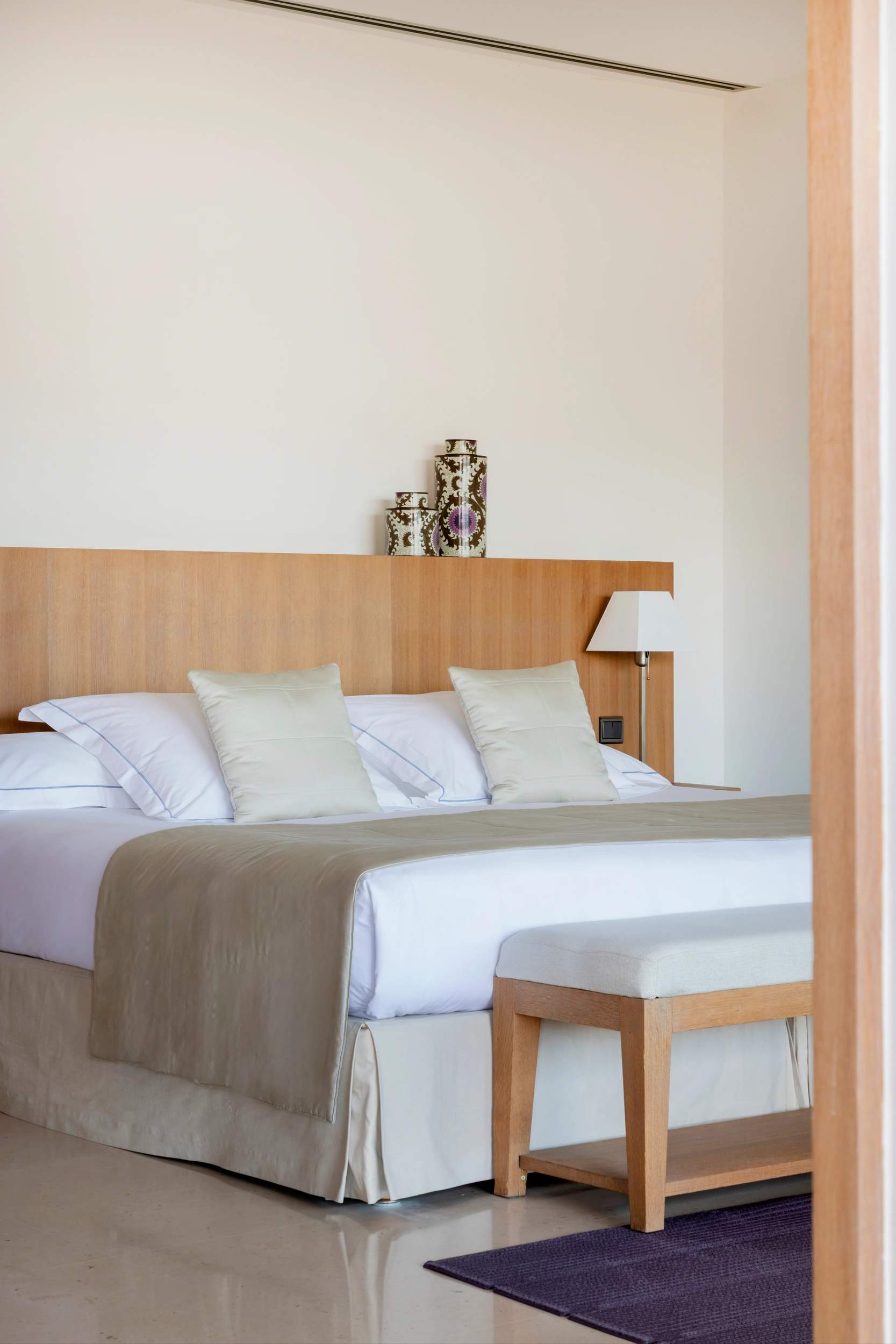 Chambre d'hôtel de luxe moderne avec lit en bois et décoration épurée