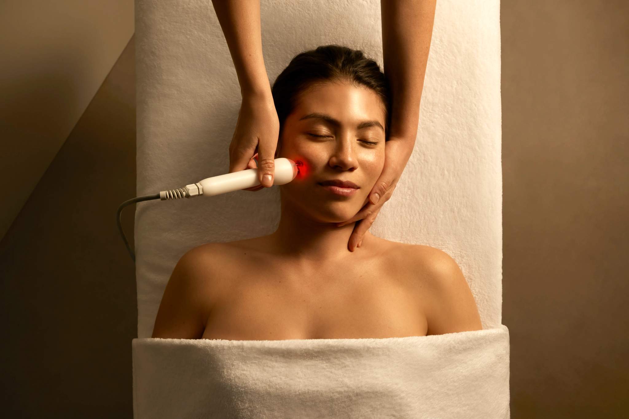 Femme recevant un soin du visage au laser dans un spa d'hôtel 5 étoiles