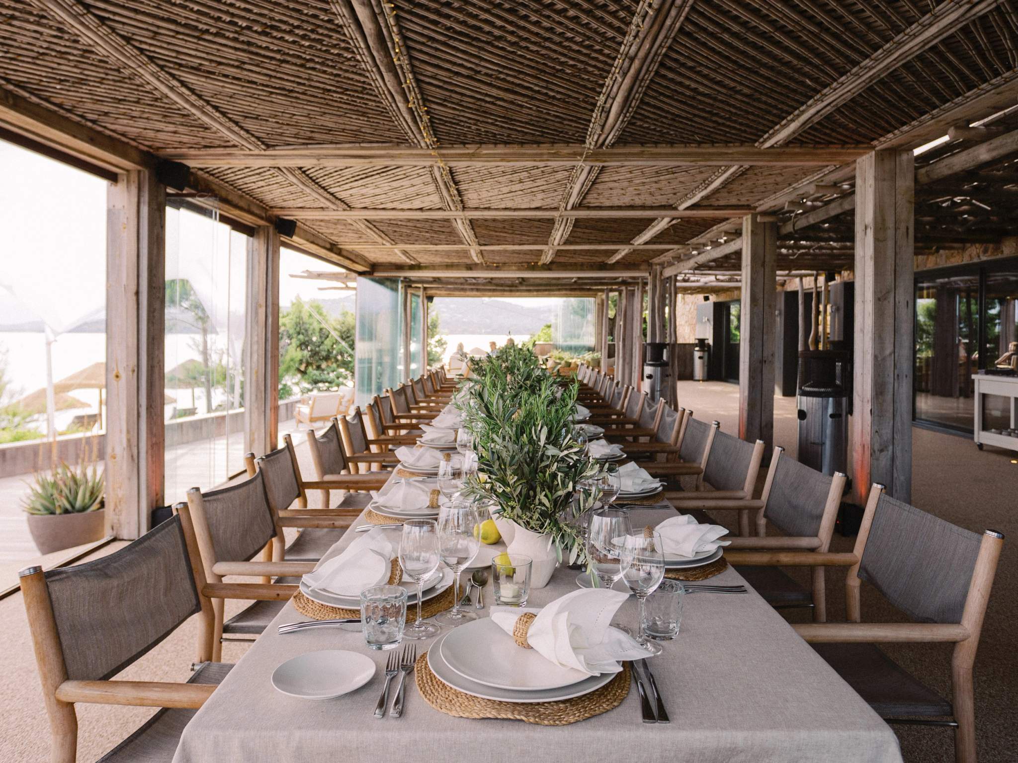 Salle de restaurant élégante d'un hôtel 5 étoiles avec table dressée et vue panoramique