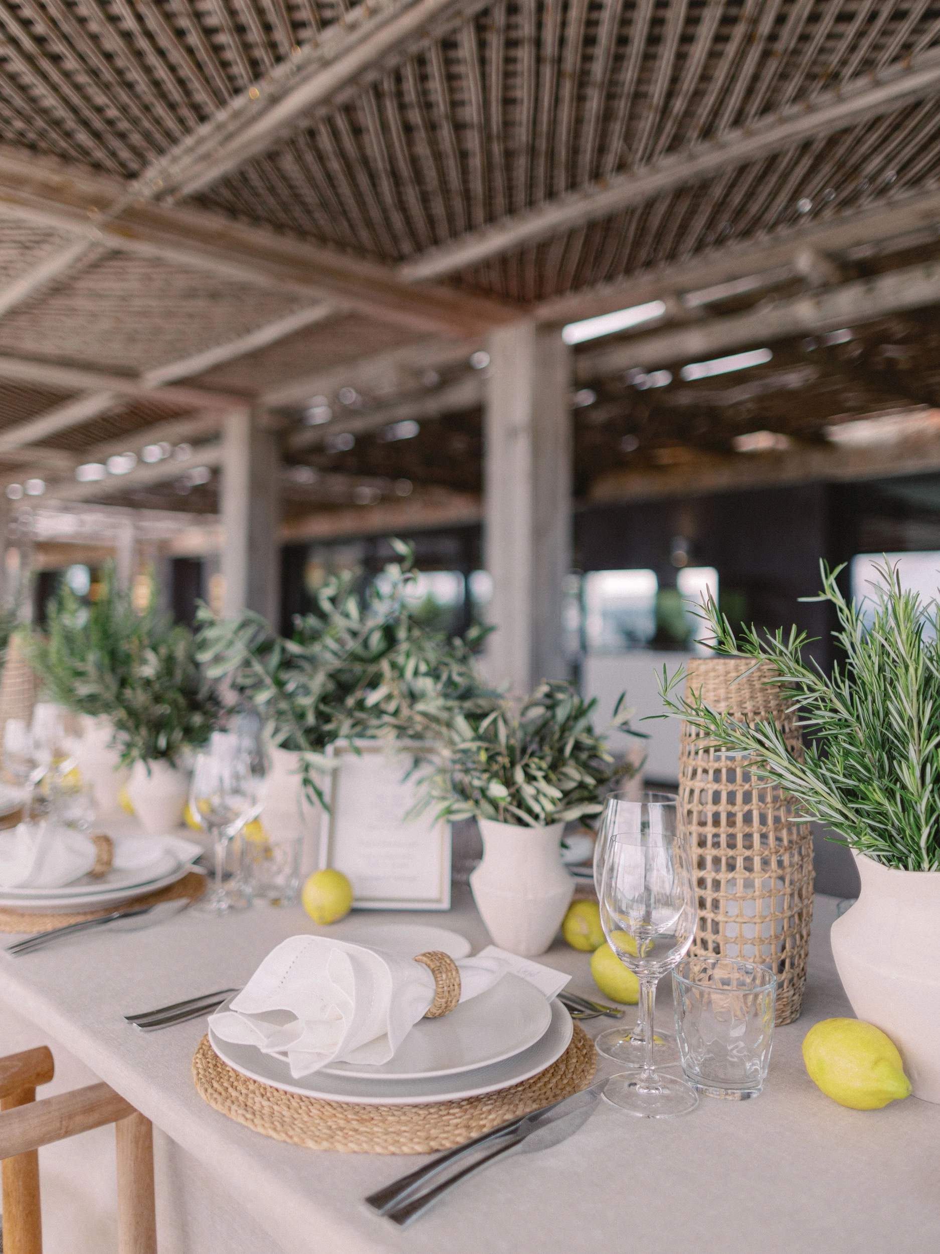 Table élégante d'un hôtel 5 étoiles avec décoration minimaliste et citrons frais
