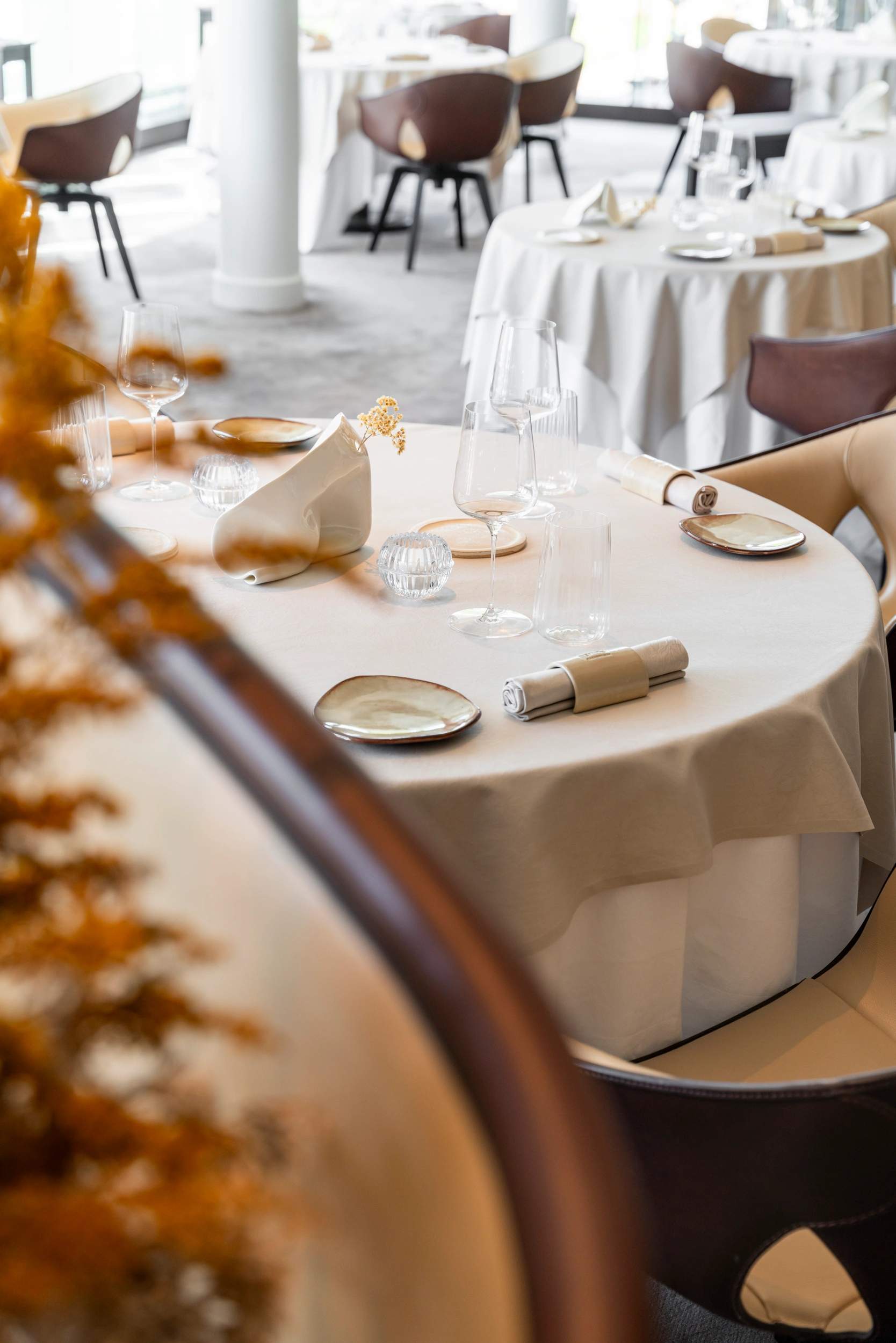 Table élégante d'un hôtel 5 étoiles avec couverts et verres disposés avec raffinement