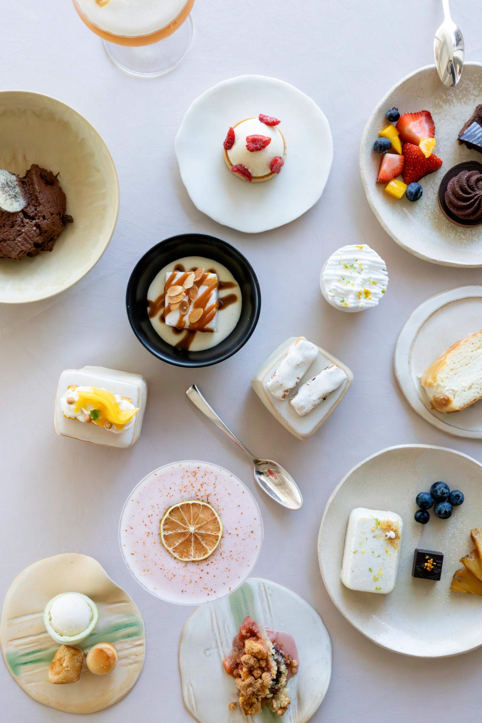 Assortiment de desserts gastronomiques d'hôtel 5 étoiles présentés sur plateau blanc