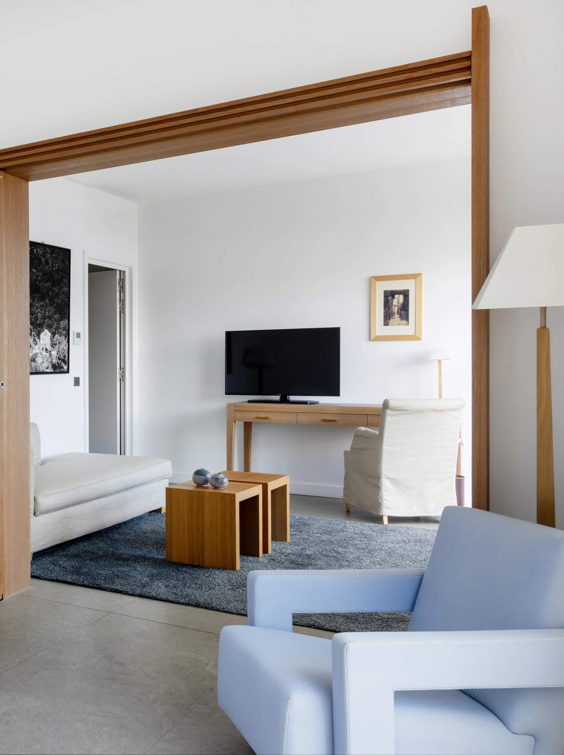 Suite élégante d'hôtel de luxe avec salon moderne, TV et mobilier design contemporain