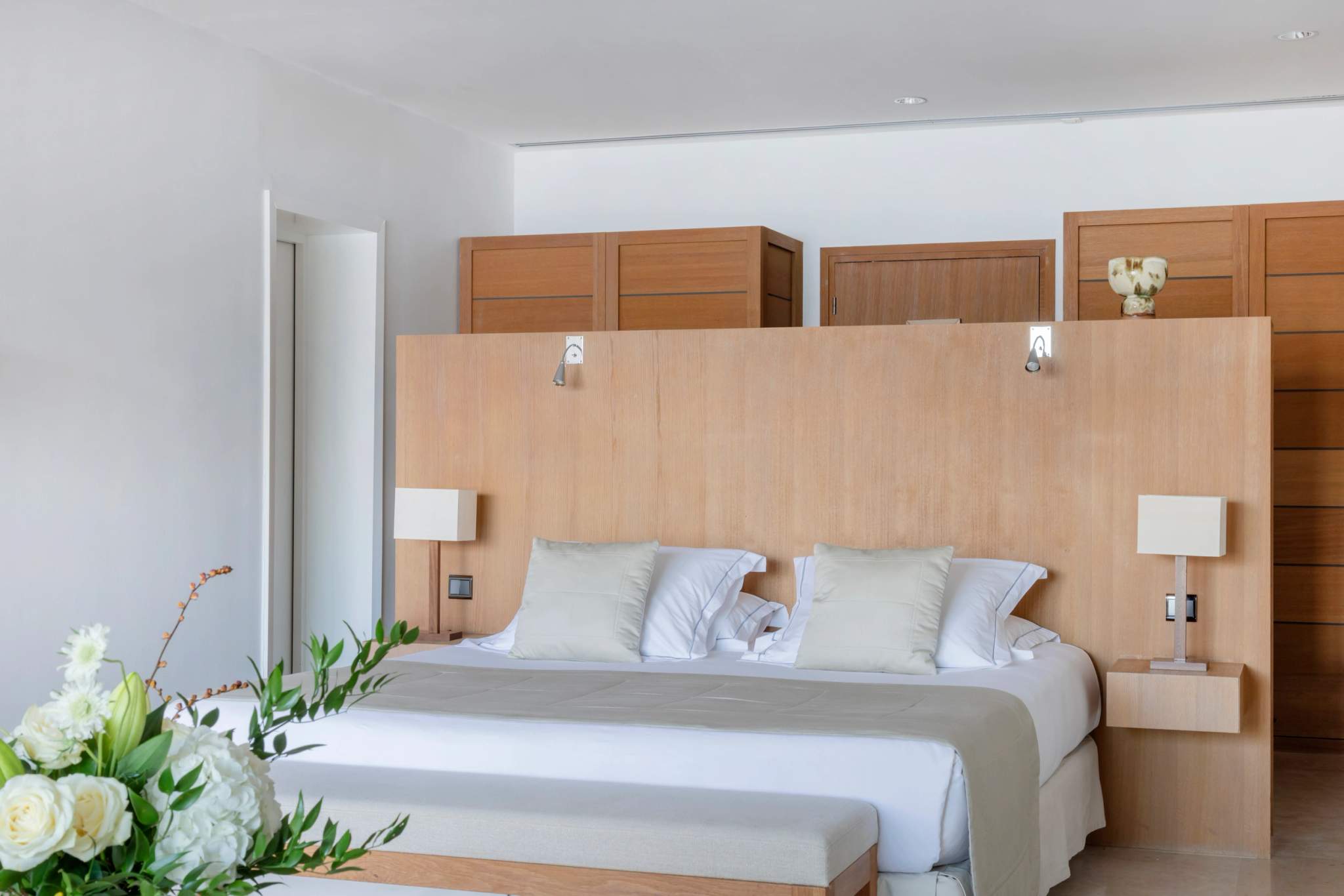 Chambre élégante d'un hôtel de luxe avec lit king size et boiseries claires
