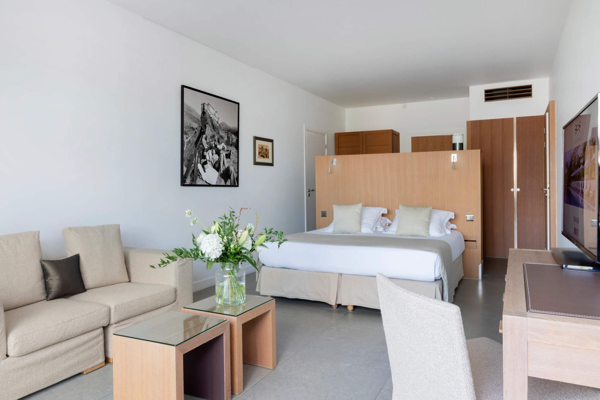 Suite spacieuse d'un hôtel de luxe avec lit king-size et salon privé