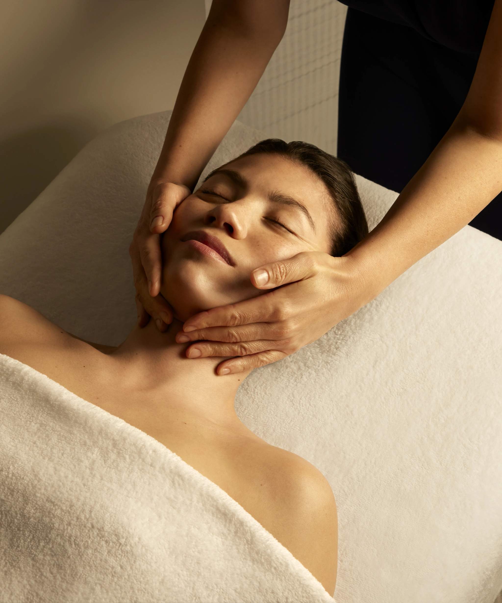 Massage facial relaxant dans un hôtel 5 étoiles avec soins professionnels
