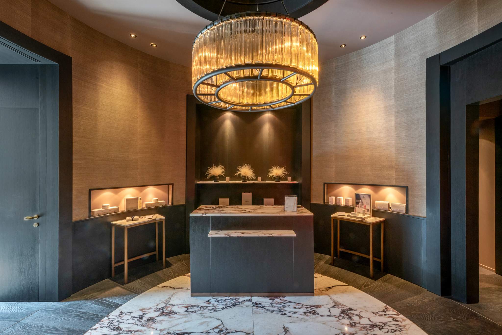 Boutique luxe d'un hôtel 5 étoiles avec vitrine illuminée et comptoir marbre