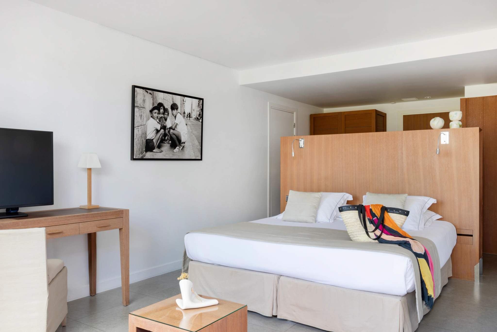 Chambre d'hôtel de luxe moderne avec lit double, bureau et décoration minimaliste